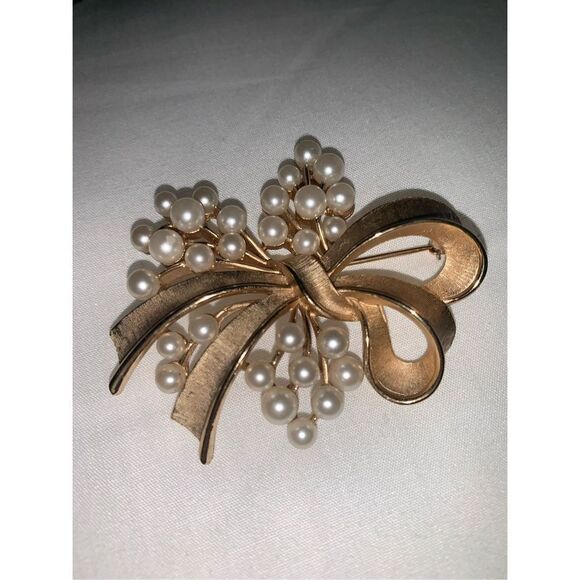 Vintage Large Crown Trifari Faux Pearls Brushed Gold Tone Berris Branch Brooch P - Picture 2 of 14